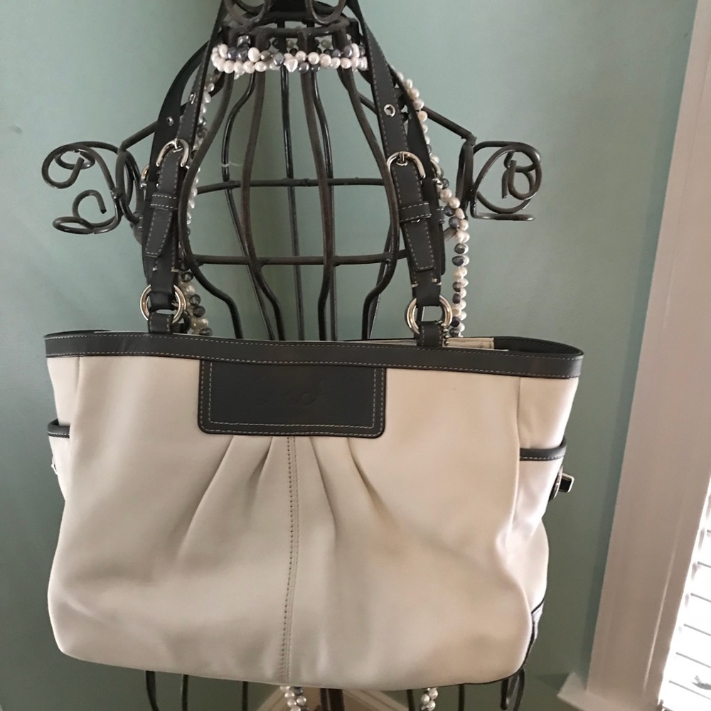 Authentic Coach purser white with grey trim